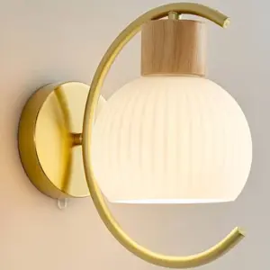 NordGlow Wandleuchte – Gold & Holz